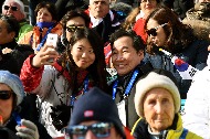 이낙연 국무총리가 18일 2018 평창동계올림픽 경기가 열리고 있는 평창 용평알파인경기장 및 강릉컬링센터를 방문,  경기 관람 및 관람객과 인사를 나누고 있다.
