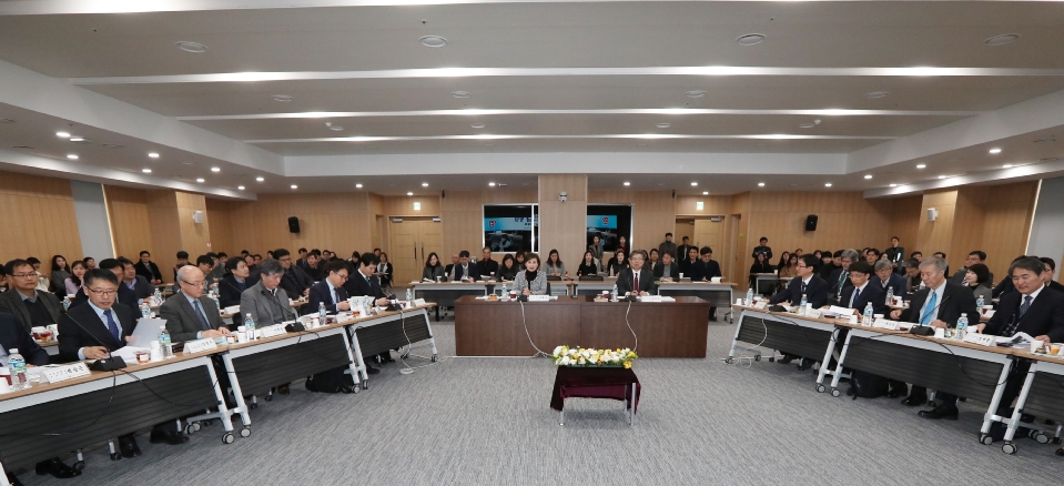 김현미 국토교통부 장관은 2월 19일(월) 국토연구원을 방문하여 국토종합계획 등 국토의 장기 비전과 주거격차 해소, 도로 공공성 강화 방안 등 서민생활 안정을 위한 방안에 대해 논의했다. 
