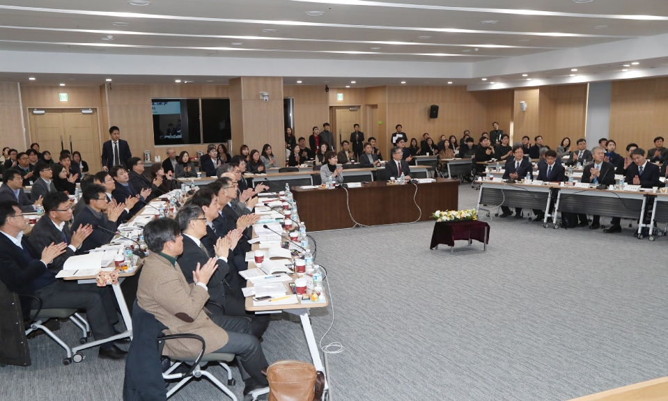 김현미 국토교통부 장관은 2월 19일(월) 국토연구원을 방문하여 국토종합계획 등 국토의 장기 비전과 주거격차 해소, 도로 공공성 강화 방안 등 서민생활 안정을 위한 방안에 대해 논의했다. 
