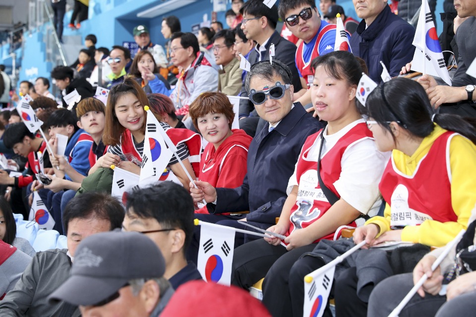 박능후 보건복지부 장관이 3월 14일 2018 동계 패럴림픽이 열리고 있는 강릉컬링센터에서 발달장애인 및 가족들과 휠체어 컬링 경기를 관람하며 응원하고 있다.