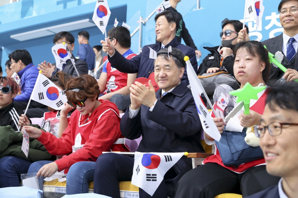 박능후 보건복지부 장관이 3월 14일 2018 동계 패럴림픽이 열리고 있는 강릉컬링센터에서 발달장애인 및 가족들과 휠체어 컬링 경기를 관람하며 응원하고 있다.