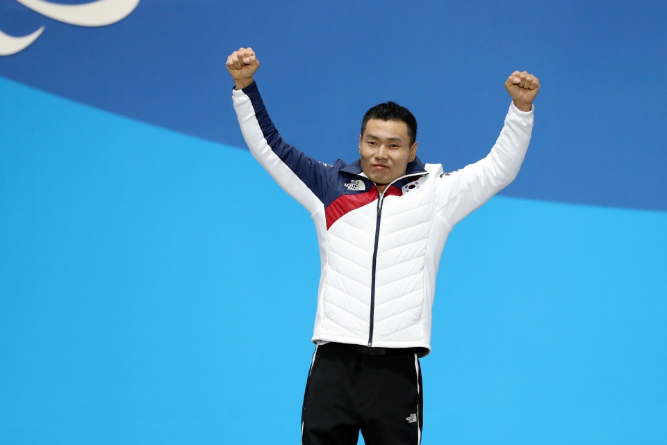 2018 평창동계패럴림픽 크로스컨트리스키 남자 7.5㎞ 좌식 경기 시상식, 금메달 한국의 신의현 선수