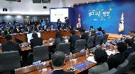문재인 대통령이 19일 오후 서울 종로구 정부서울청사 국제회의실에서 제1회 정부혁신전략회의를 주재하고 있다. 