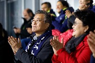 문재인 대통령이 18일 강원도 평창올림픽스타디움 열린 2018 평창동계패럴림픽 폐회식에 참석해 폐막공연을 관람하고 있다.
