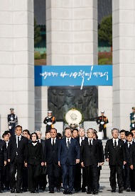문재인 대통령이 19일 서울 강북구 국립 4.19 민주묘지 참배를 마친 후 기념탑을 나서고 있다. 