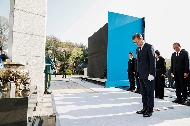 문재인 대통령이 19일 서울 강북구 국립 4.19 민주묘지 기념탑에 헌화 및 분향을 마친 후 묵념하고 있다. 