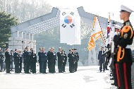 문재인 대통령이 19일 오전 서울 국립 4.19민주묘지 참배를 위해 기념탑으로 향하고 있다.