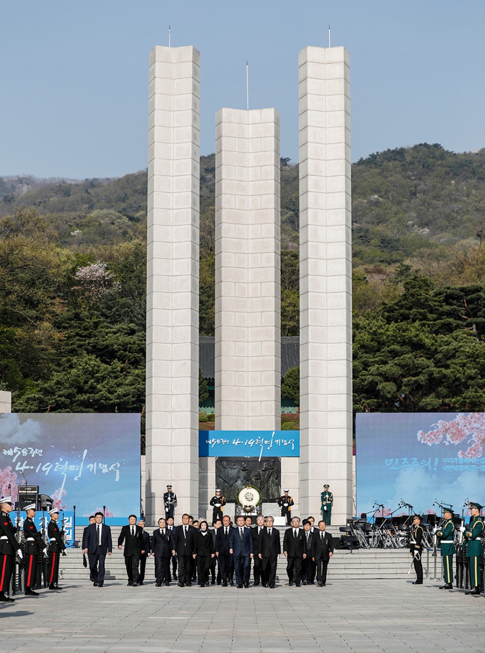 문재인 대통령이 19일 서울 강북구 국립 4.19 민주묘지 참배를 마친 후 기념탑을 나서고 있다. 