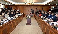 이낙연 국무총리가 21일 세종로 정부서울청사에서 엘 오트마니 모로코 총리를 접견, 환담 및 회담을 나누고 있다.