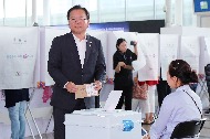 김부겸 행정안전부 장관이 6월 8일 오전 서울역에서 제7회 전국동시지방선거 사전투표를 하고 있다.