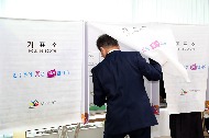 문재인 대통령이 8일 오전 서울 종로구 삼청동 주민센터에서 6·13지방선거 사전투표를 하고 있다.
