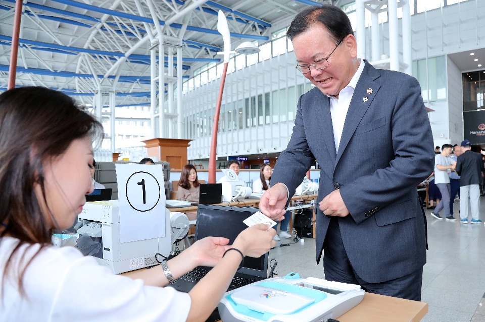 김부겸 행정안전부 장관이 6월 8일 오전 서울역에서 제7회 전국동시지방선거 사전투표에 앞서 신분증 확인을 받고 있다.