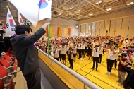 8일 서울 종로에 위치한 중앙고등학교 대강당에서 열린 제92회 6.10독립만세운동 기념식에서 유족대표이신 이원정님이 학생들과 함께 만세삼창을 하고 있다.