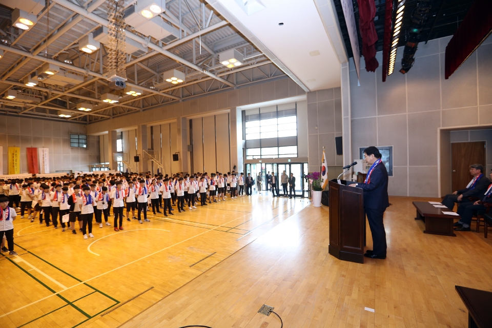8일 서울 종로에 위치한 중앙고등학교 대강당에서 열린 제92회 6.10독립만세운동 기념식에 참석한 심덕섭 국가보훈처 차장이 참석하여 축사를 하고 있다.