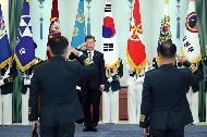 문재인 대통령이 8일 오후 청와대에서 열린 군 장성 진급 및 보직 신고식에서 장성들의 경례를 받고 있다. 