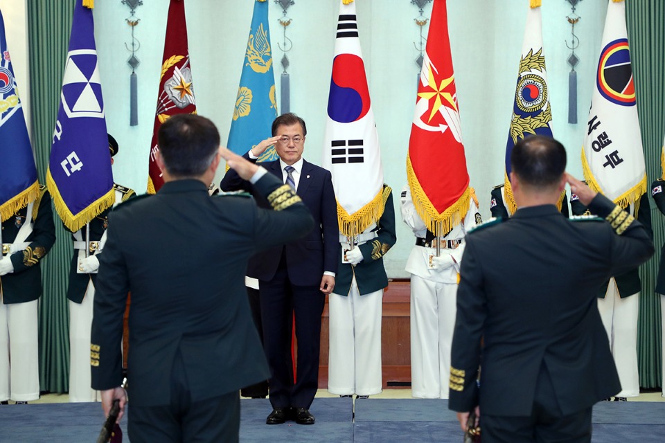 문재인 대통령이 8일 오후 청와대에서 열린 군 장성 진급 및 보직 신고식에서 장성들의 경례를 받고 있다. 
