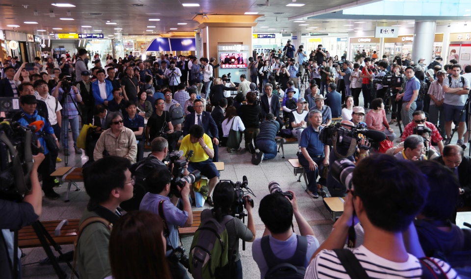 싱가포르에서 열리는 북미 정상회담을 지켜보는 시민과 취재진들