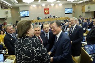 문재인 대통령이 21일(현지시각) 러시아 모스크바 하원을 방문해 우리 대통령으로는 처음으로 연설을 한 뒤 의원들과 인사를 나누고 있다.