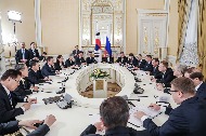문재인 대통령이 21일(현지시각) 러시아 모스크바 정부청사에서 드미트리 메드베데프 총리를 만나 대화를 나누고 있다. 