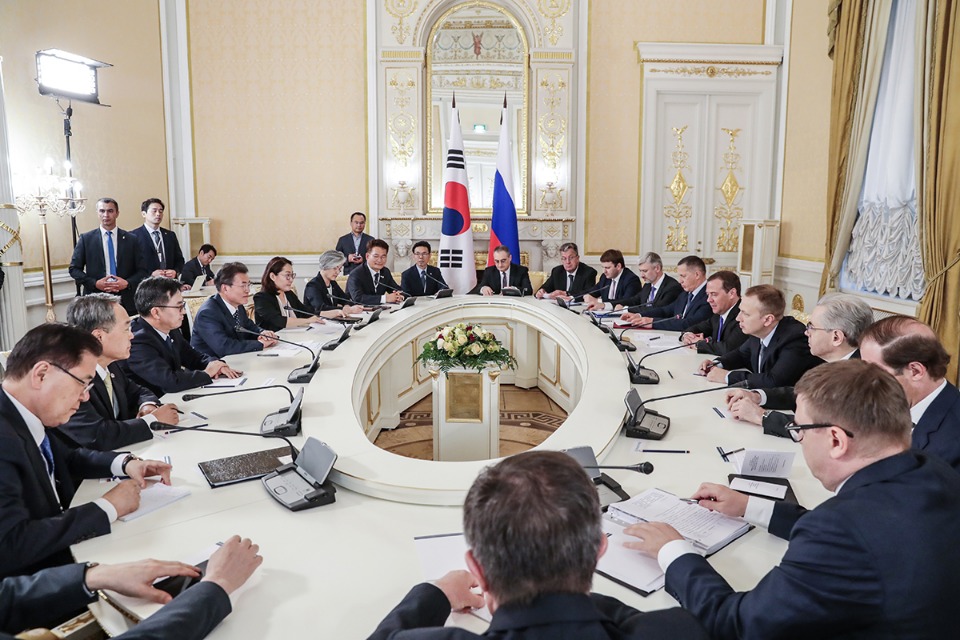 문재인 대통령이 21일(현지시각) 러시아 모스크바 정부청사에서 드미트리 메드베데프 총리를 만나 대화를 나누고 있다. 