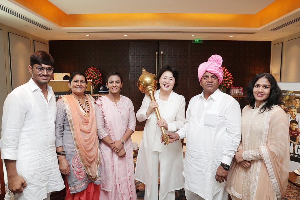 김정숙 여사가 10일 오후(현지시간)인도 뉴델리 베로이 호텔에서 영화 '당갈'의 실제 주인공 가족들과 만나 기념사진을 촬영하고 있다.