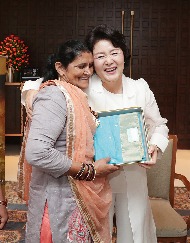 김정숙 여사가 10일 오후(현지시간)인도 뉴델리 베로이 호텔에서 영화 '당갈'의 실제 주인공의 어머니 다야 카우르 씨를 안아주고 있다.