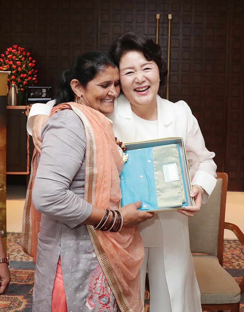 김정숙 여사가 10일 오후(현지시간)인도 뉴델리 베로이 호텔에서 영화 '당갈'의 실제 주인공의 어머니 다야 카우르 씨를 안아주고 있다.