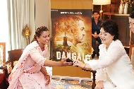 김정숙 여사가 10일 오후(현지시간)인도 뉴델리 베로이 호텔에서 영화 '당갈'의 실제 주인공 가족들과 만나고 있다.