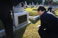 이낙연 국무총리가 광복절인 15일 대전 유성구 국립대전현충원을 방문해 애국지사 묘소에서 참배를 하고 있다.