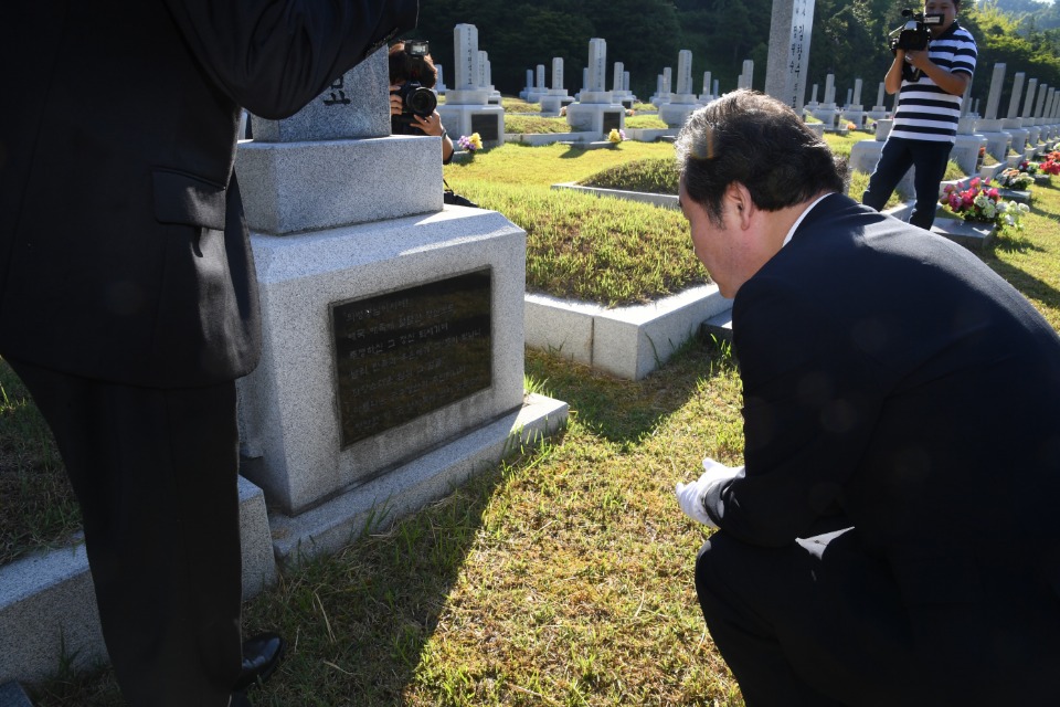 이낙연 국무총리가 광복절인 15일 대전 유성구 국립대전현충원을 방문해 애국지사 묘소에서 참배를 하고 있다.
