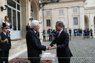 문재인 대통령이 17일(현지시간) 이탈리아 대통령궁에서 세르조 마타렐라 대통령과 인사를 나누고 있다. 