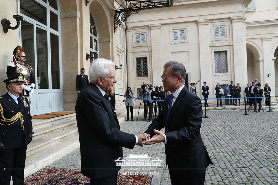 문재인 대통령이 17일(현지시간) 이탈리아 대통령궁에서 세르조 마타렐라 대통령과 인사를 나누고 있다. 