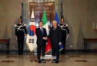문재인 대통령이 17일(현지시간) 이탈리아 대통령궁에서 세르조 마타렐라 대통령과 기념촬영을 하고 있다.