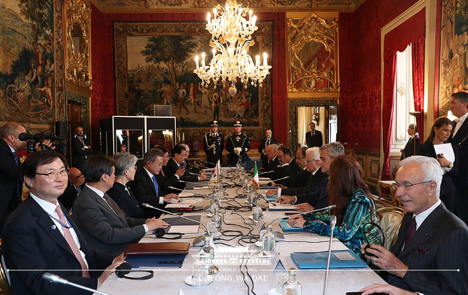 문재인 대통령이 17일(현지시간) 이탈리아 대통령궁에서 세르조 마타렐라 대통령과 면담을 갖고 있다. 
