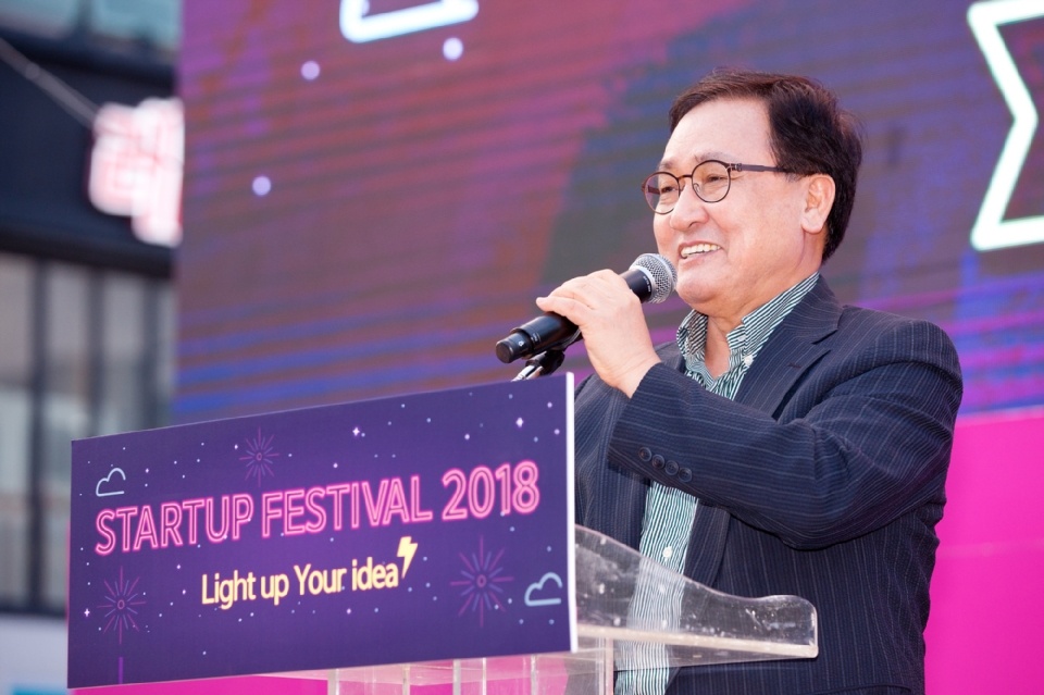 유영민 과학기술정보통신부 장관이 9일 오후 부산광역시 해운대구 구남로 일대에서 열린 '2018 벤처창업 페스티벌 개막식'에서 축사를 하고 있다. 