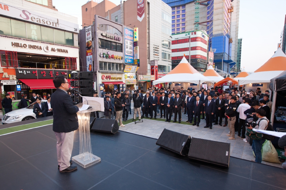 유영민 과학기술정보통신부 장관이 9일 오후 부산광역시 해운대구 구남로 일대에서 열린 '2018 벤처창업 페스티벌 개막식'에서 축사를 하고 있다. 
