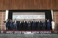 문재인 대통령이 18일 오전(현지시간) 파푸아뉴기니 APEC하우스에서 열린 APEC 정상회의에 참석하여 각국 정상들과 기념촬영을 하고 있다. 