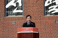 17일 오전 서울 서대문형무소 역사관에서 열린 제79회 순국선열의 날 기념식에서 이낙연 국무총리가 참석하여 기념사를 하고 있다.