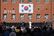 17일 오전 서울 서대문형무소 역사관에서 열린 제79회 순국선열의 날 기념식에서 기념공연이 펼쳐지고 있다.