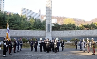 17일 오전 서울 서대문형무소 역사관에서 열린 제79회 순국선열의 날 기념식에서 이낙연 국무총리가 참석하여 주요내빈과 함께 추념탑에  한화및 참배를 하고 있다
