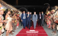 문재인 대통령과 김정숙 여사가 16일 오후(현지시간) 아시아태평양경제협력체(APEC) 회의에 참석하기 위해 파푸아뉴기니 포트모르즈비 잭슨 국제공항에 도착해 환영인사를 받고 있다.