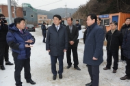 김영춘 장관이 10일 오후 금년에 어촌뉴딜 300사업 대상지로 선정된 중리어촌체험마을 특산물인 감태 생산 현장을 둘러보았다.