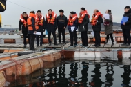 김영춘 장관이 10일 저수온 주의보가 발령된 천수만 해역의 해상가두리를 찾아 저수온 피해 최소화를 위한 대응 상황을 점검했다.
