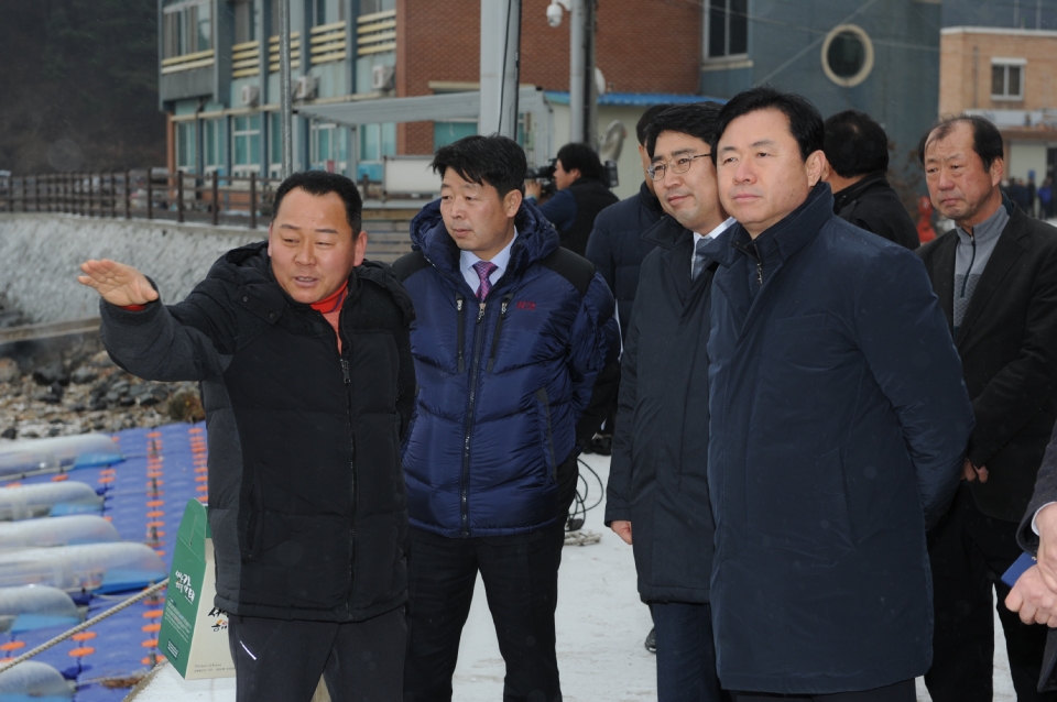 김영춘 장관이 10일 오후 금년에 어촌뉴딜 300사업 대상지로 선정된 중리어촌체험마을 특산물인 감태 생산 현장을 둘러보았다.