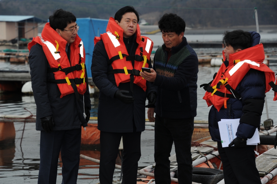김영춘 장관이 10일 저수온 주의보가 발령된 천수만 해역의 해상가두리를 찾아 저수온 피해 최소화를 위한 대응 상황을 점검했다.