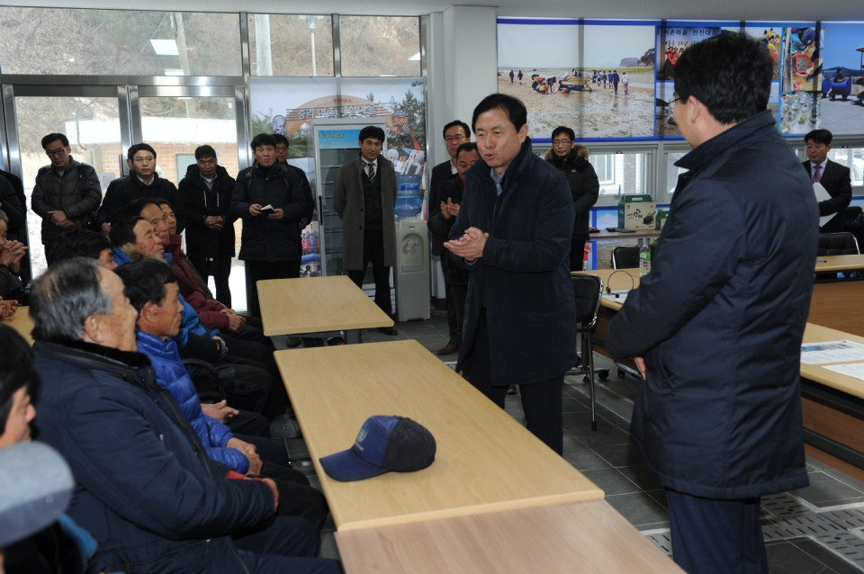 김영춘 장관이 10일 오후 금년에 어촌뉴딜 300사업 대상지로 선정된 중왕항 일원을 방문하여 사업추진 계획을 설명 듣고 지역주민들과 대화의 시간을 가졌다.