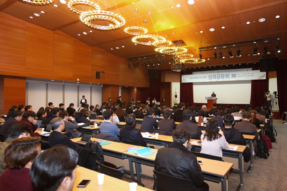 과학기술정보통신부가 15일 오후 서울 중구 포스트타워 대회의실에서 '혁신성장동력 프로젝트 성과공유회' 를 개최했다.
임대식 과학기술정보통신부 과학기술혁신본부장이 격려사를 하고 있다.