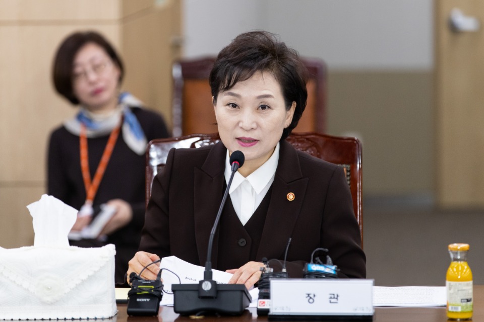 국토교통부(장관 김현미)는 2월 18일 산하 공기업, 준정부기관 및 올해 새롭게 지정된 공공기관의 기관장들과 간담회를 하고 올 한해 업무계획과 공공기관의 안전관리 강화방안에 대해 논의했다.