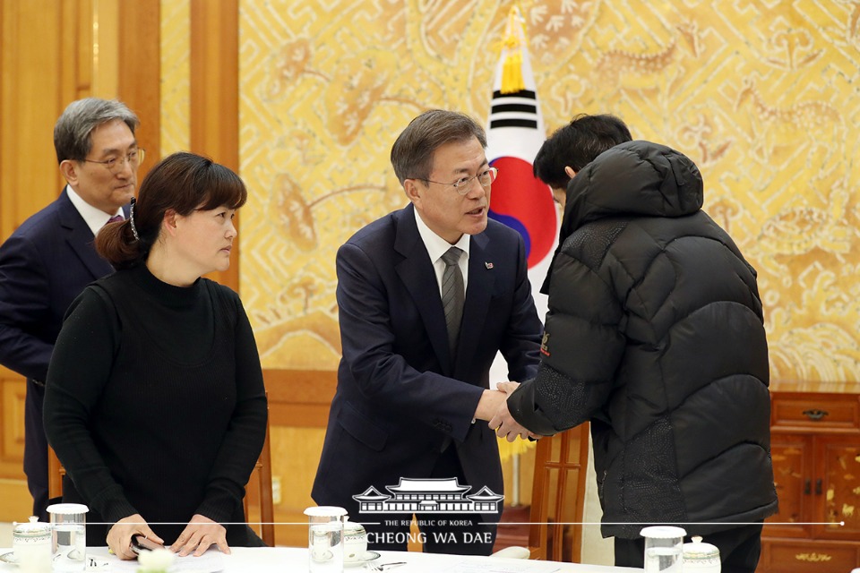 문재인 대통령이 18일 오후 청와대에서 태안화력 발전소에서 사고로 숨진 비정규직 노동자 고 김용균 씨 유가족을 만나 위로하고 있다.