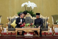 말레이시아를 국빈 방문 중인 문재인 대통령이 13일 오후(현지시간) 국립왕궁에서 열린 국빈만찬에서 압둘라 국왕과 환담을 하고 있다. (사진출처 : 청와대 페이스북)